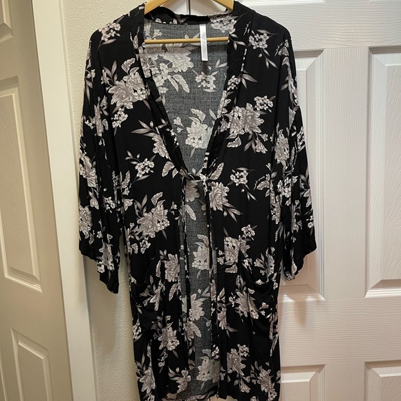 Light Weight Black and Grey Floral Print Kimono - Picture 6 of 9